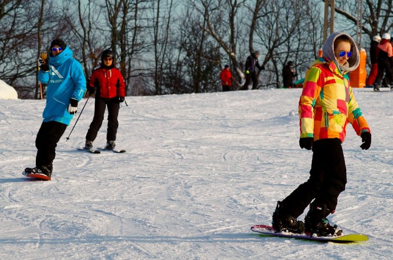 Which is better for beginners skiing or snowboarding?